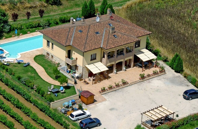 Luxurious Country Villa, large private pool & professional kitchen, near Perugia