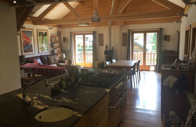 Luxurious 105 sq meter double height apt, walk to ski and golf