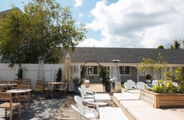 Luxurious 1BR Poolside, Daily Breakfast, Patio