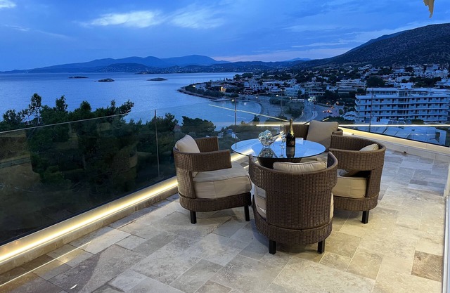 Luxurious 2-Bed Seaside Apartment in Saronida