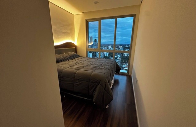 Luxurious 2-bedroom apartment with fitness room, pool & AC in marvelous Asunción