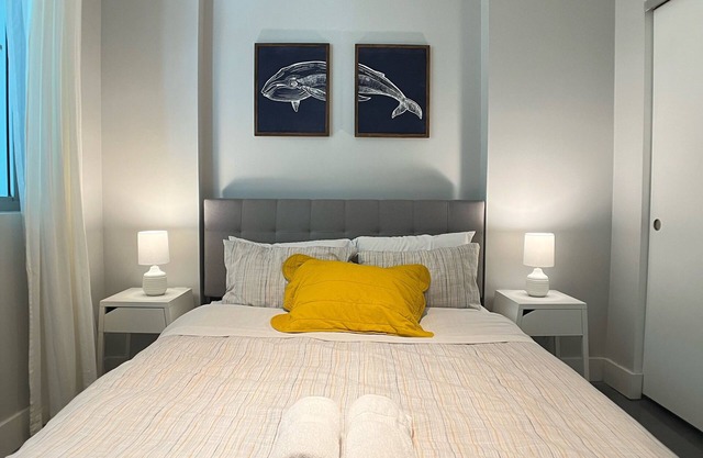 Luxurious 2BR, Pool, Hot tub, Sauna, Gym, Parking, Min to Beach