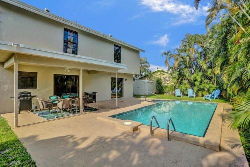 Luxurious 3-Bedroom House w Priv Pool Game Room