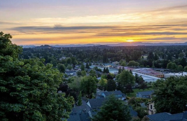 Luxurious 4 floor Gem, 1 Mile E of Autzen,Hilltop views,Sauna and Massage Chairs
