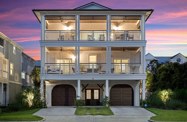 Luxurious 5br/5.5ba home w/ocean views, elevator, close to the beach!