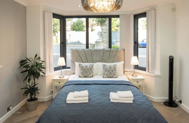 Luxurious 6-Bed House with Pool and Free Parking
