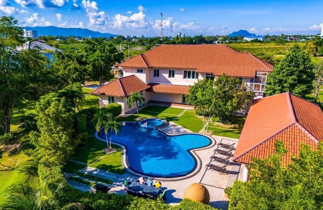 Luxurious 6 Bedroom Mansion Close To Beach CAS