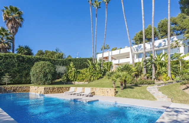 Luxurious 6 bedroom villa with sea view!