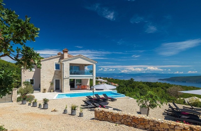 Luxurious apartment with fantastic sea views and a fireplace