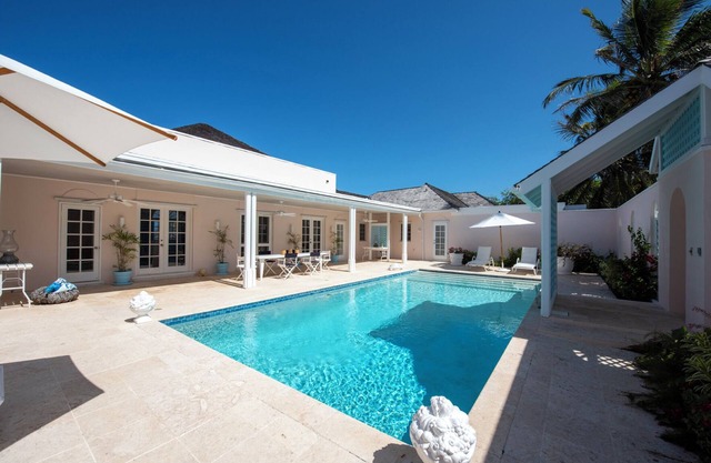 Luxurious Beachfront Estate w/Pool on Windermere. Club, Tennis, Pickleball