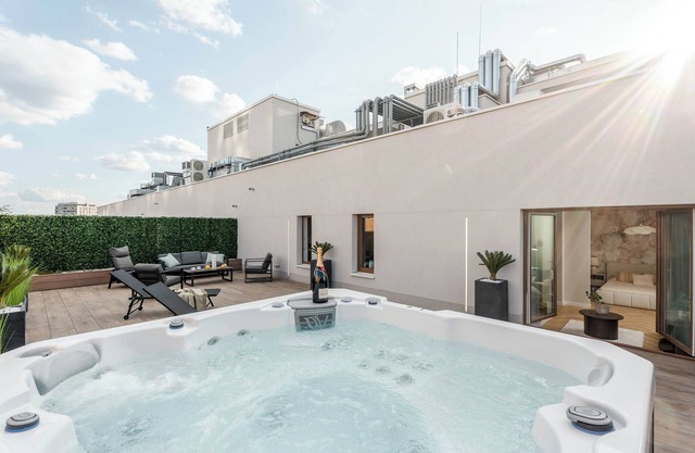Luxurious Brand New! Private Jacuzzi + Terrace + Parking