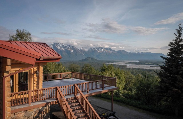 Luxurious Cabin in Alaska w/Hot Tub & Cedar Sauna