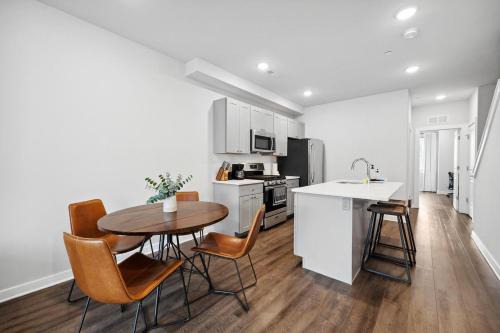 Luxurious Condo with Rooftop and Parking near University City