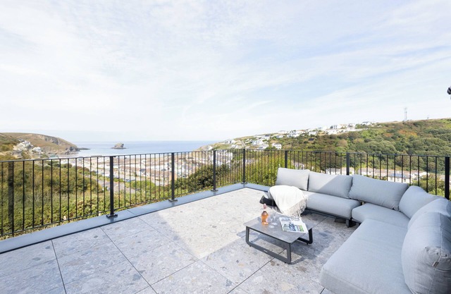 Luxurious Dog Friendly 5 Star Hot Tub Heaven By The Beach with Amazing Sea Views