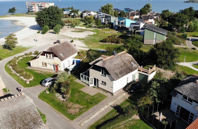 Luxurious Dune Villa Deluxe with a large patio, three bedrooms, and fully equipped kitchen, within walking distance of the beach at Beach Resort Makkum.
