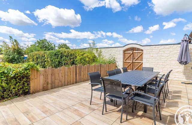 Luxurious Family Retreat: Spa, Games, Garden, Near Angers & Rennes