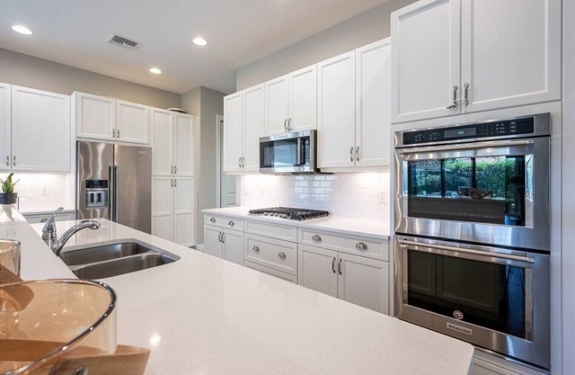 Luxurious Family Home - Spacious Kitchen & BBQ