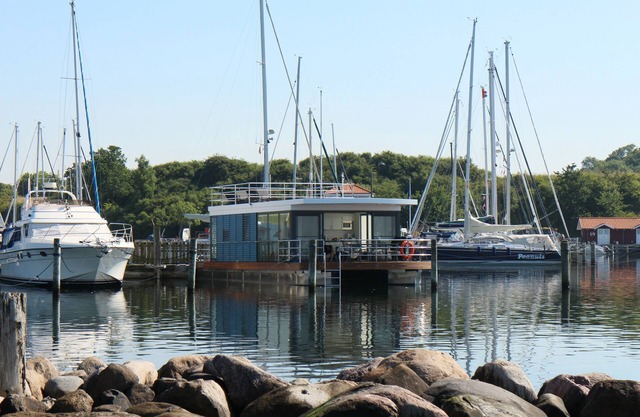 Luxurious floating holiday home Flensburg Fjord/houseboat "Fjordblik"