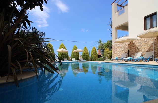 Luxurious Villa IV,heated shared pool,Sauna,Bikes,gym 2 Minutes to Sandy Beach