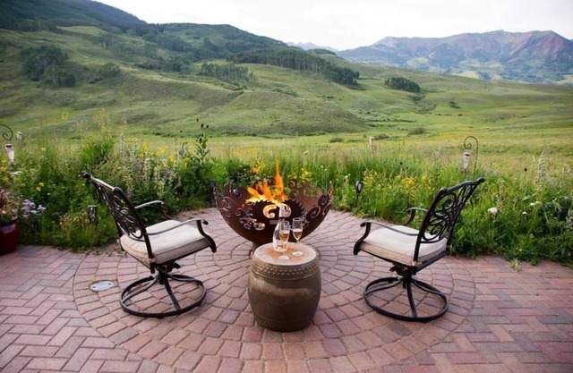 Luxurious home huge views many amenities hot tub grill Ski & wildflower paradise