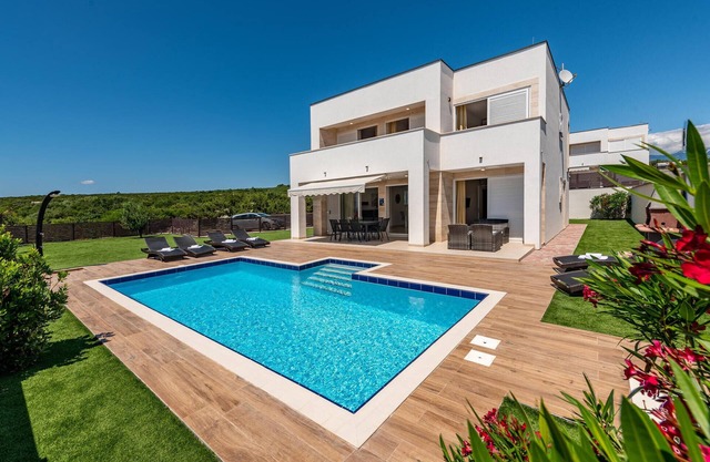 Luxurious home in Novalja