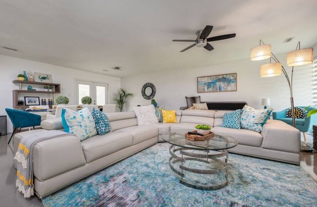 Luxurious Home in Upscale Neighborhood. EV Charger. Furnished backyard patio.