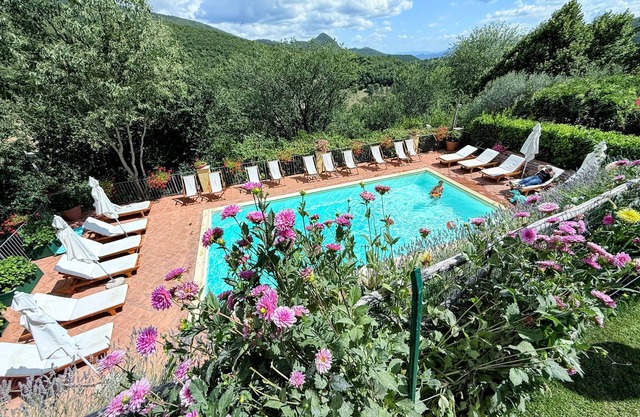 Luxurious Umbrian Retreat for 10 with Private Terrace and Pool
