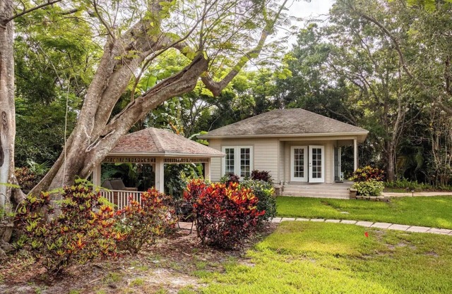 Luxurious King Guest Cottage - No Hidden Fees!