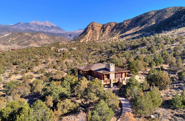 Luxurious Log Cabin Near Moab & Red Rock Canyons!