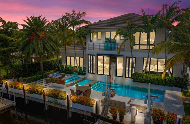LUXURIOUS MANSION WITH 5 SUITES ON THE WATER!