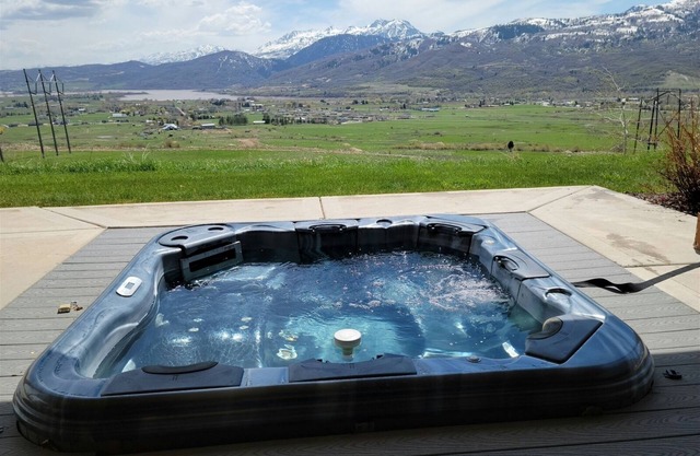 Luxurious Mountain Home with 7 BRs private hot tub w amazing views | 7 Bed, 7 Bath