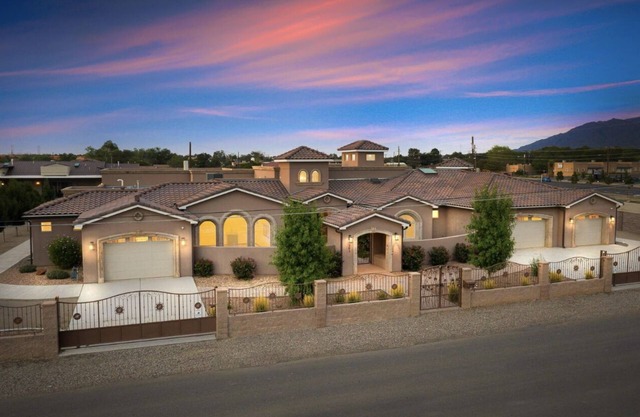 Luxurious North Valley Retreat, minutes to Balloon Fiesta Park, brewery & shops.