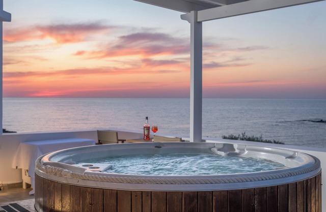 Luxurious oceanfront villa with unique sunset & hot tub