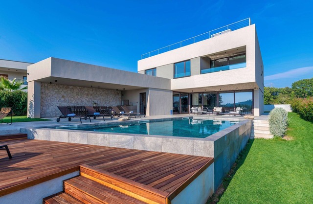 Luxurious pool villa, 5 minutes walk from the beach