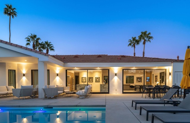 Luxurious, private, and fully-remodeled home in Vista Las Palmas