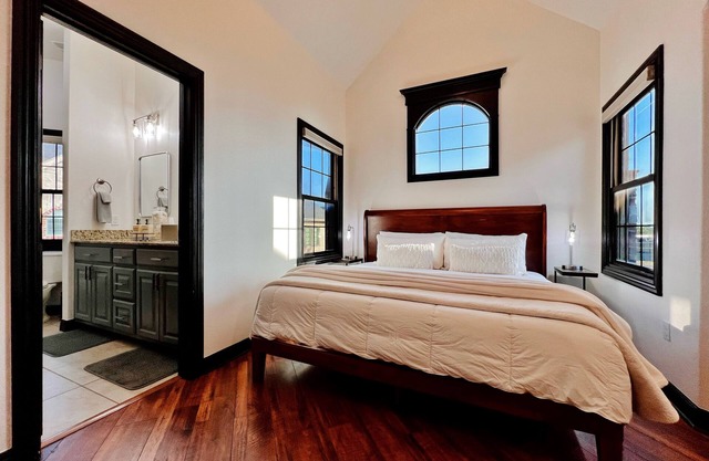 Luxurious Remodeled 2BR/3BED Bentonville NWA/Walmart HO Area