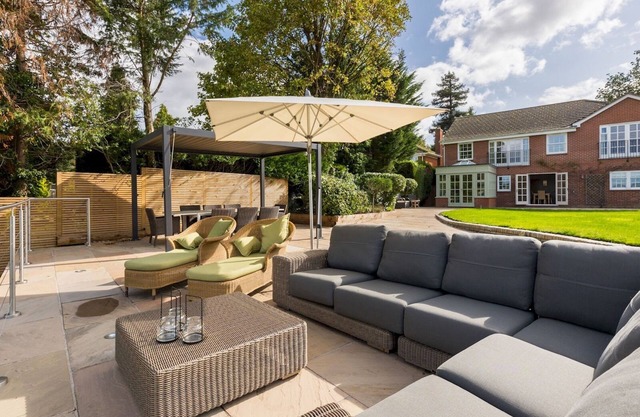 Luxurious Riverside 4Bed Family Home, Tiddington | Pass The Keys