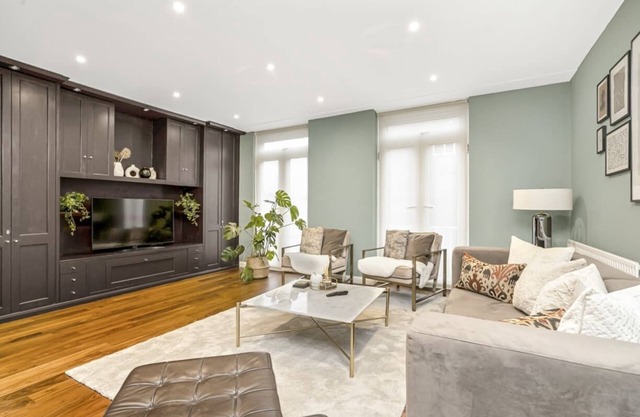 Luxurious & Spacious Townhouse!