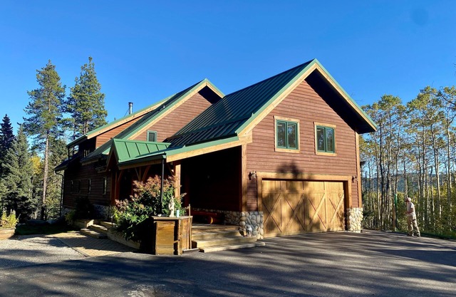 Luxurious & Spacious home on 8 acres with 4-bedrooms +Office, 45min from Calgary