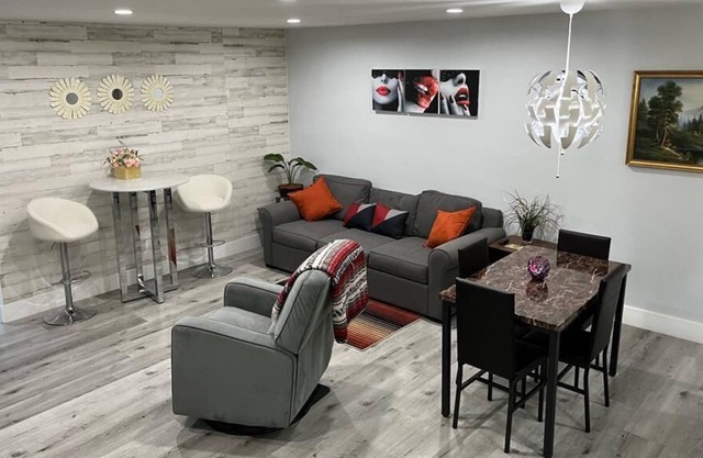 Luxurious & spacious townhouse 6 MILES FROM BEACH