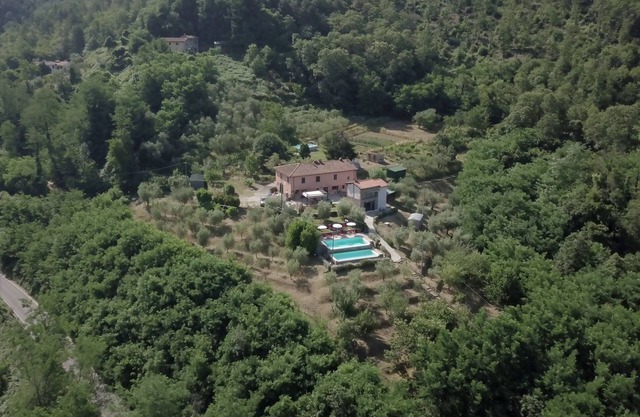 Luxurious Tuscan Villa: Double Infinity Pool. Stunning views. Sleeps 12 People