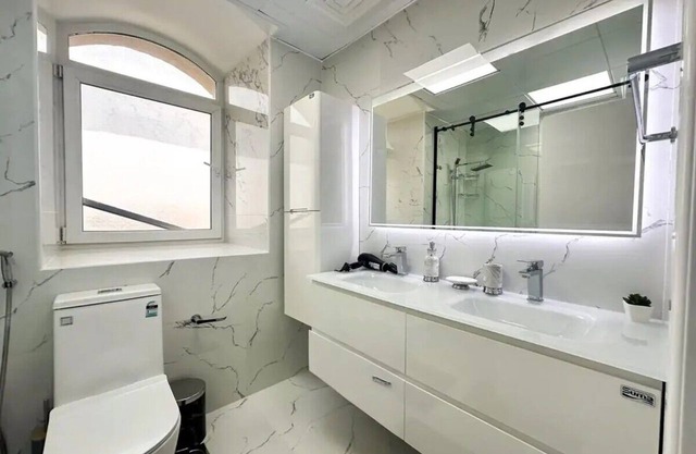 Luxurious Two-Bedroom Apartment Near Airport