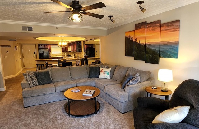 Luxurious, updated condo with spectacular mountain views and close to everything