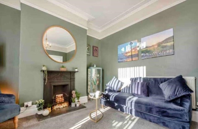 Luxurious Victorian Seaside House - 3 bedrooms & 3 bathrooms. Private parking.