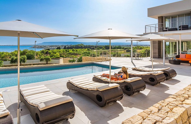 Luxurious villa with pool facing the sea, Plemmirio, Syracuse
