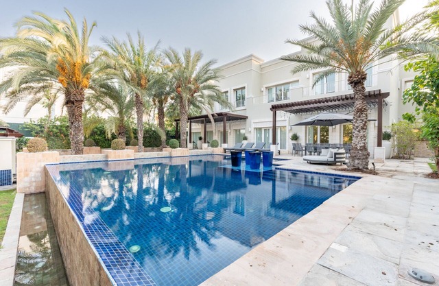 Luxurious Villa with Private Pool, Game Lounge and Mins from Dubai Marina and JBR Beach, Emirates Hills by Deluxe Holiday Homes