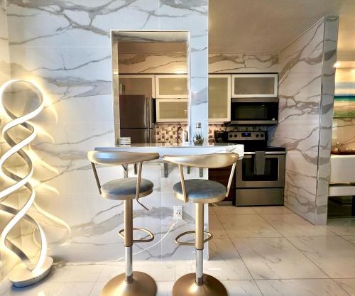 Luxurious waterfront apartment with free parking 5min drive to Miami Brach