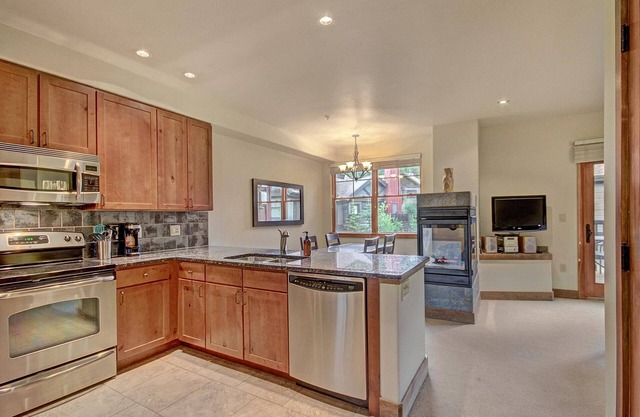 Luxury 1-Bedroom Condo, 2-Minute Walk to Ski Lifts & West Village - CA3202