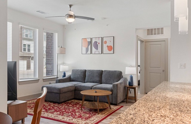 Luxury 1BR Near The Airport 4386