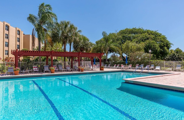 Luxury 2/2 Apartment Mins from beaches, Wifi, Pool, Tennis